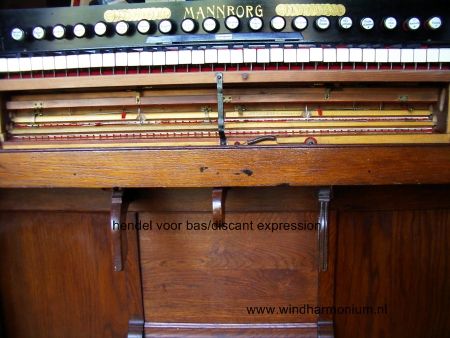 Mannborg harmonium met inrichting voor gescheiden bas/discant expressie; hendel staat in middenstand: expression zowel bas als discant.
                Indien hendel naar links: expression bas en discant via magazijnbalg; indien hendel naar rechts; expression discant en bas via magazijnbalg.